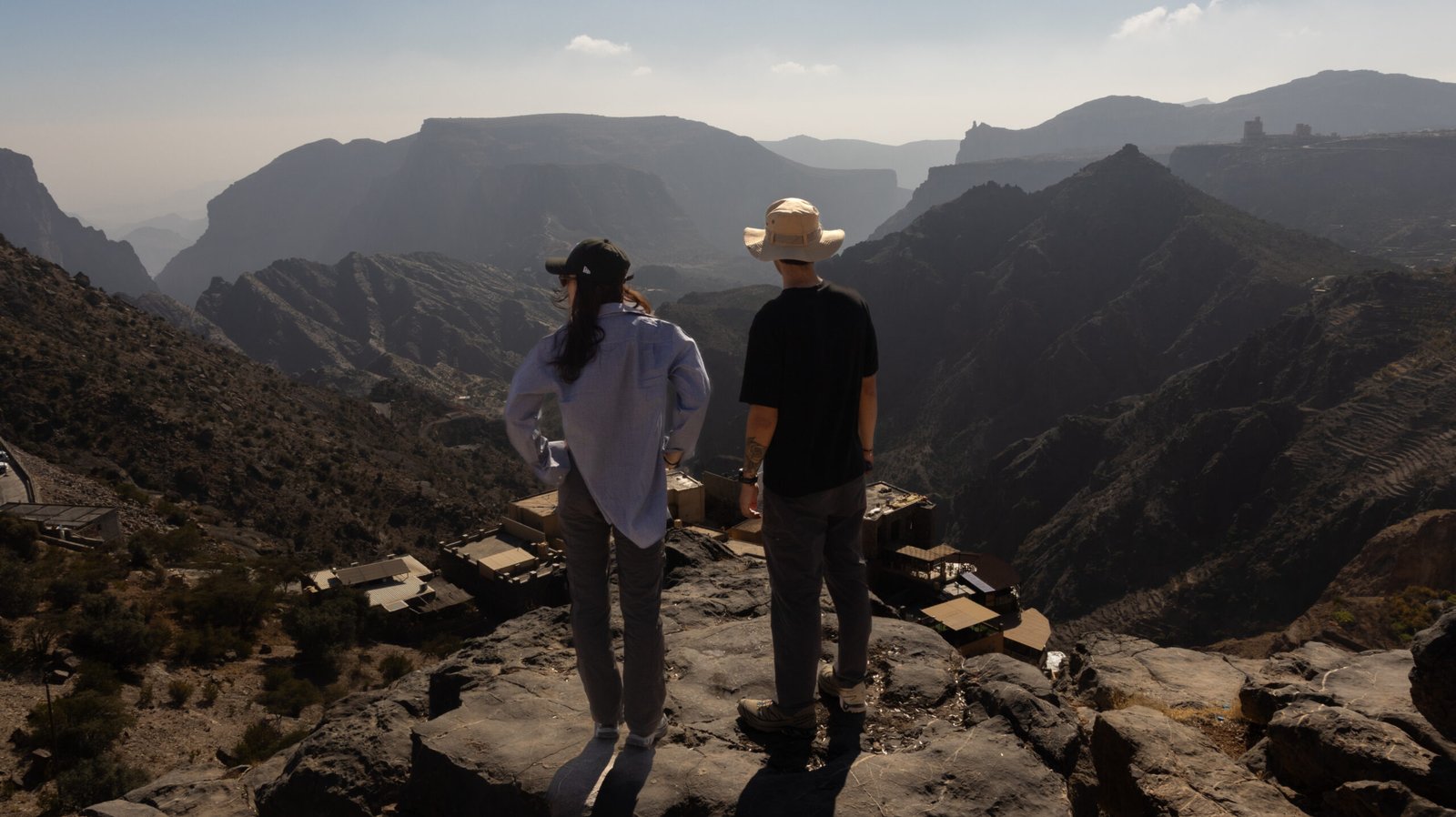 Alessandro ed Esmeralda osservano il paesaggio in Oman