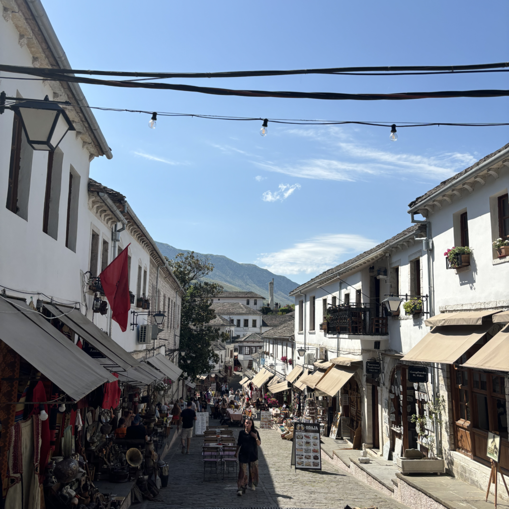 Centro storico di Argirocastro in Albania con le tipiche case in pietra e le strade del bazar