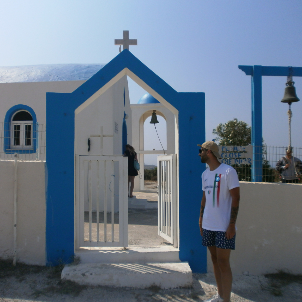 Viaggiatore all’ingresso di una tipica chiesetta greca sull’isola di Kos
