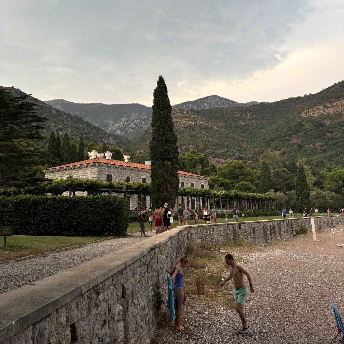 Milocer Beach in Montenegro con spiaggia di ciottoli e vegetazione