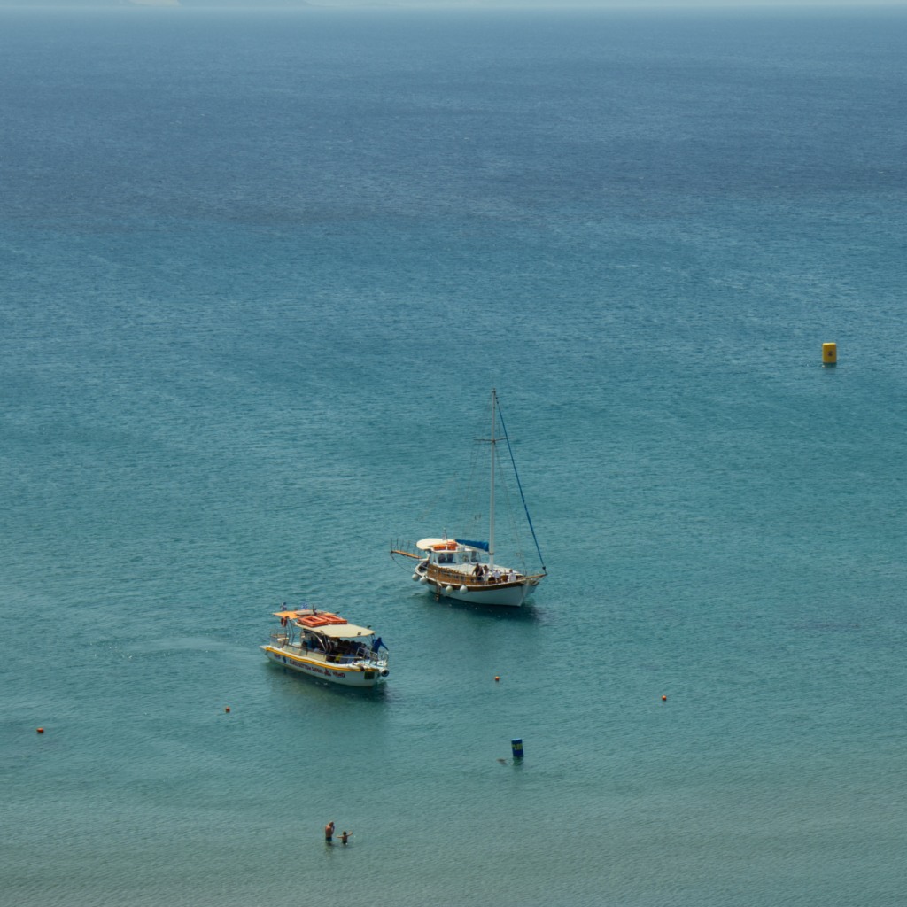 Due imbarcazioni nelle acque trasparenti di Paradise Beach a Kos