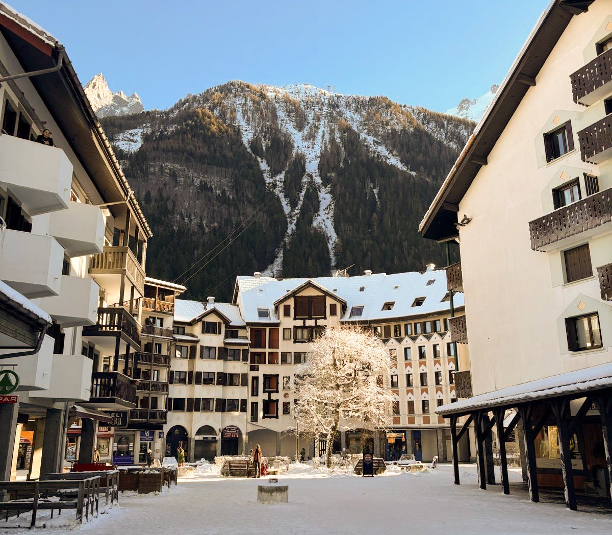 Centro di Chamonix innevato ai piedi del Monte Bianco