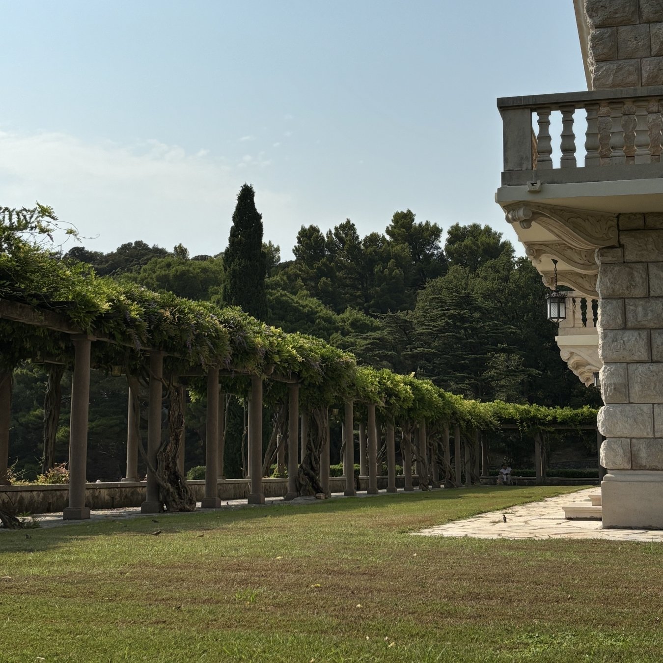 Passeggiata e giardini vicino Milocer Beach in Montenegro