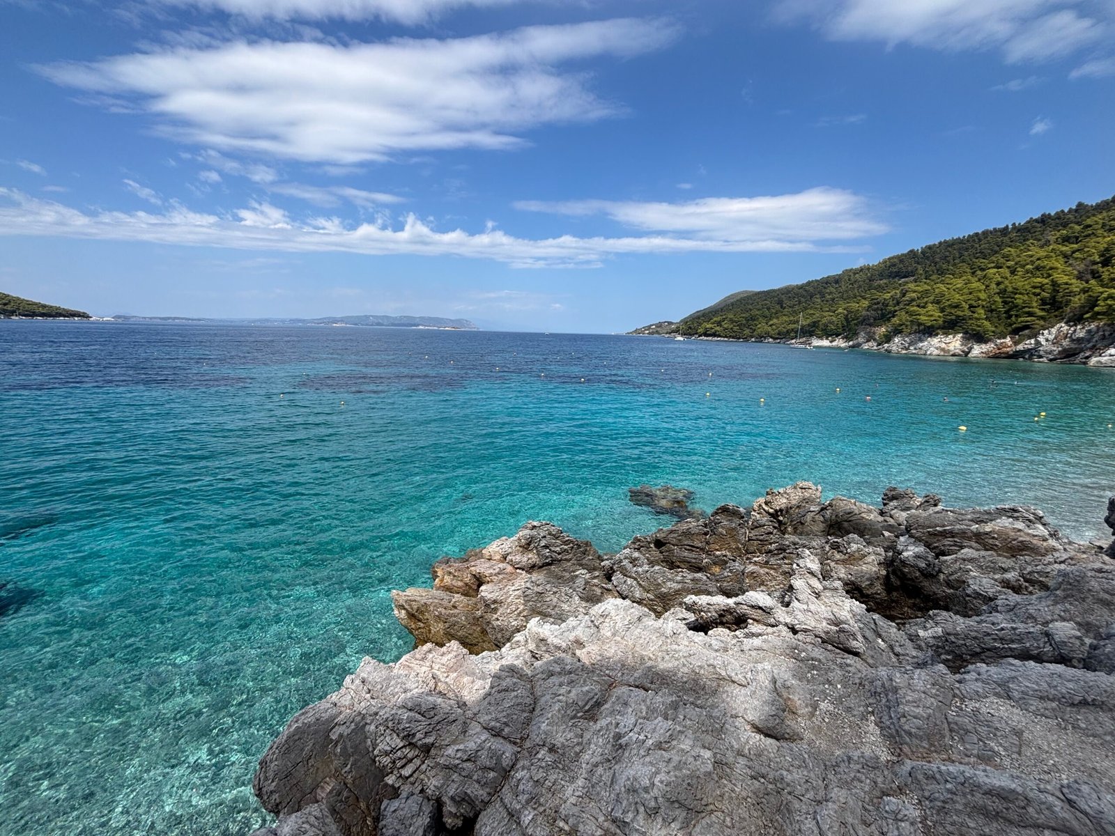 Mare cristallino e costa di Kastani Beach a Skopelos