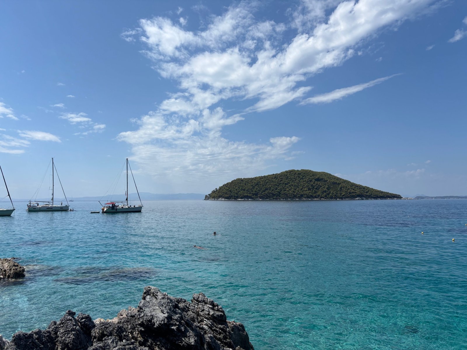 Kastani Beach a Skopelos con mare azzurro e vegetazione