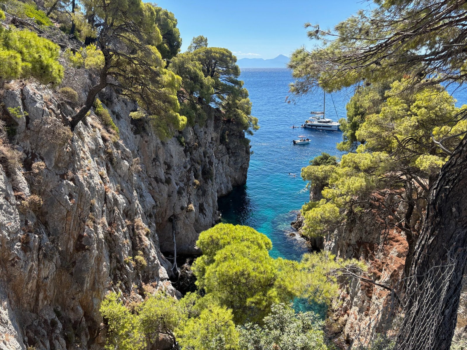 Scogliere e mare cristallino a Capo Amarandos a Skopelos
