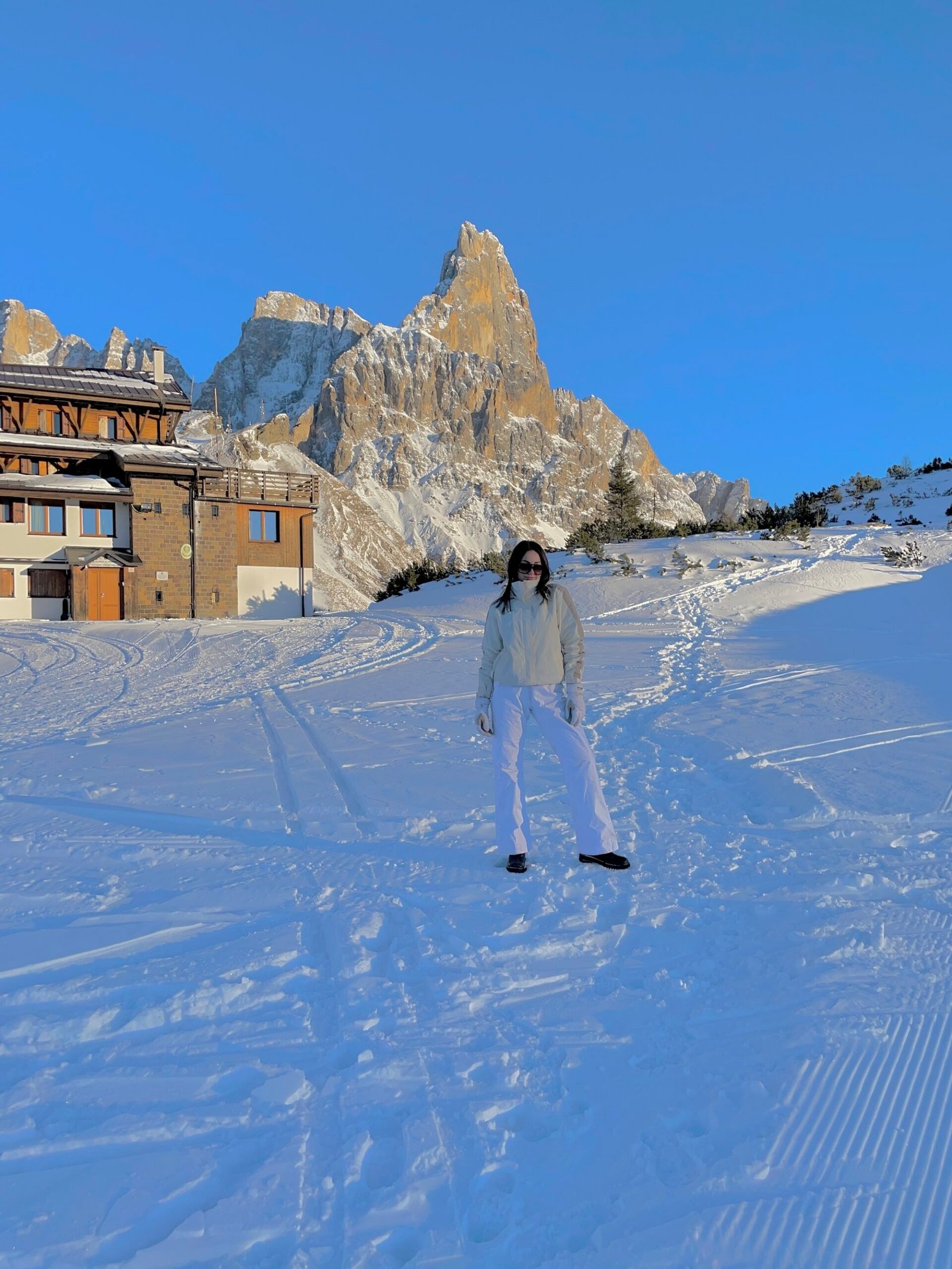 Passo Rolle innevato con vista sulle Dolomiti