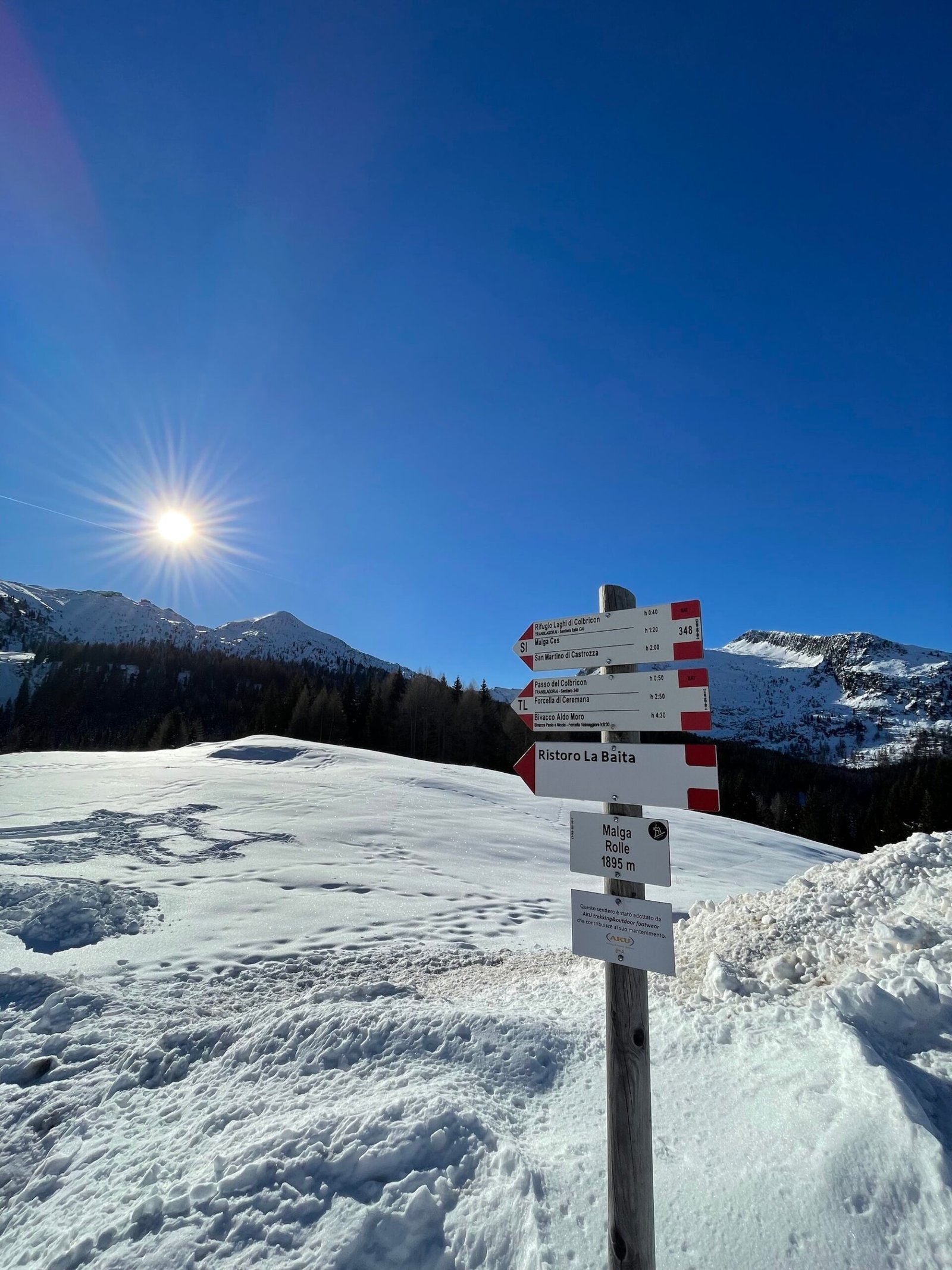 Paesaggio invernale a Passo Rolle nelle Dolomiti