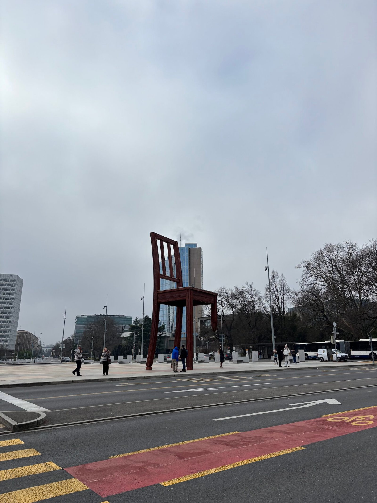 Broken Chair davanti al Palazzo delle Nazioni a Ginevra