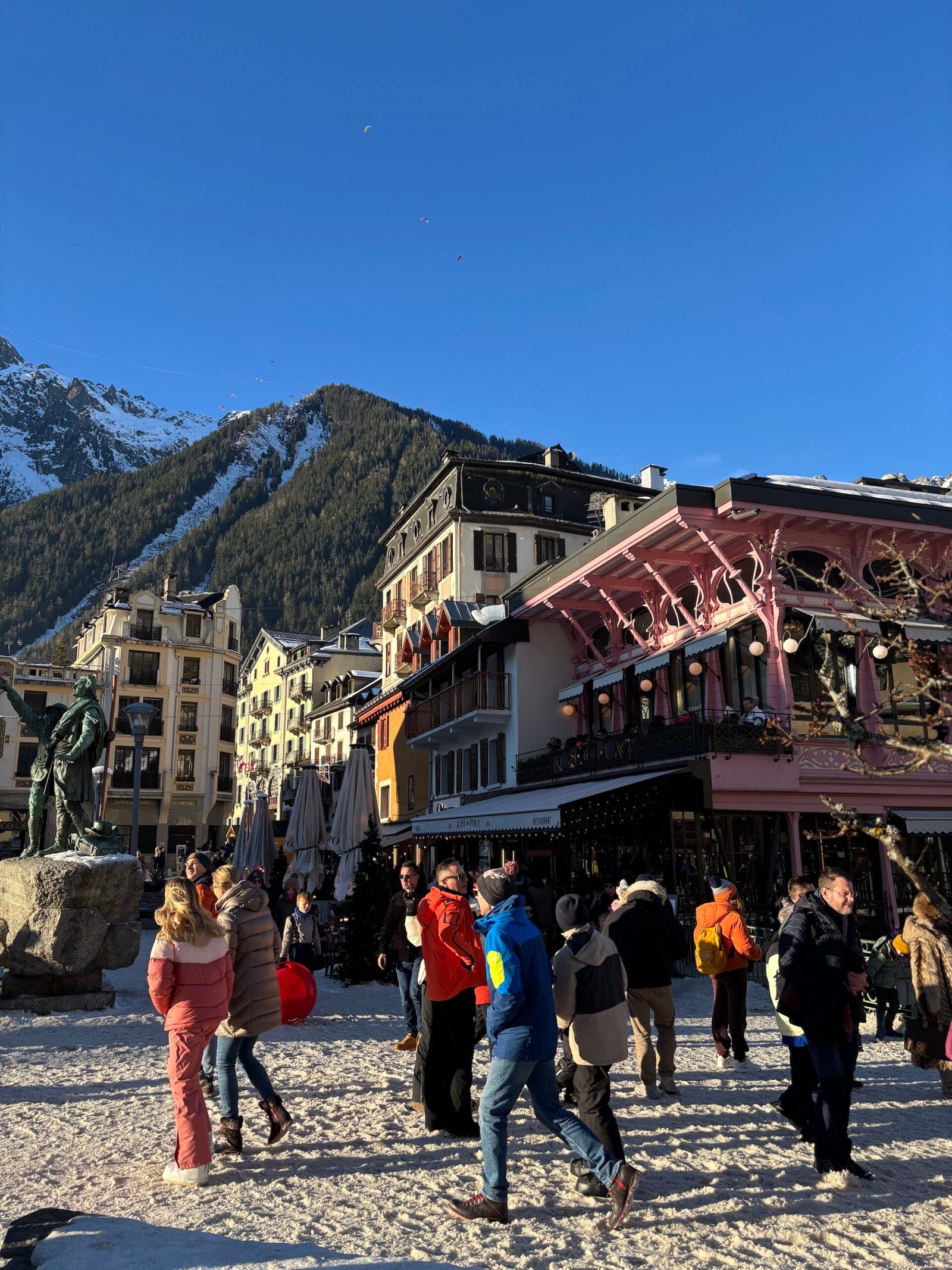 Passeggiata nel centro di Chamonix con le montagne sullo sfondo