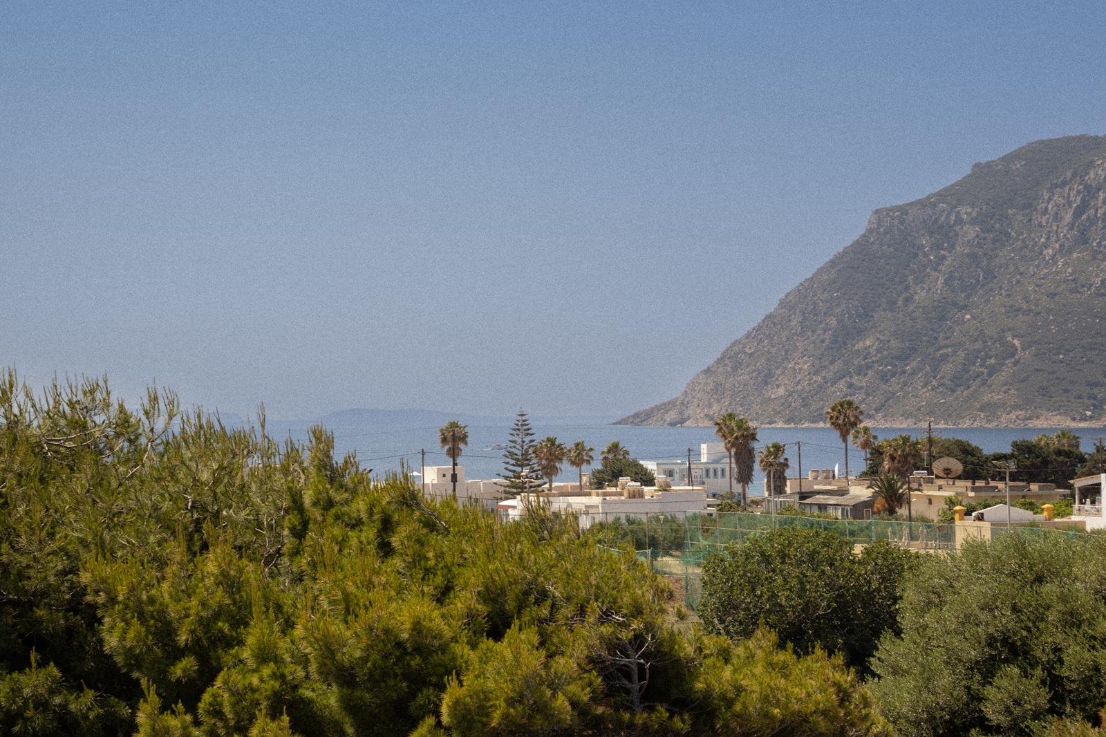Auto sulle strade di Kos durante un itinerario sull'isola