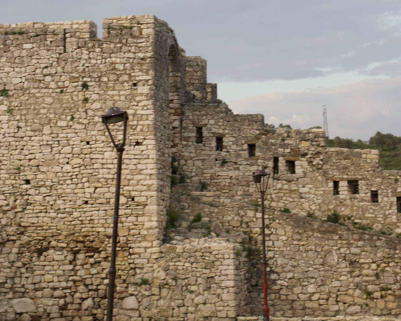 Mura in pietra del Castello di Berat, una delle principali attrazioni dell’Albania