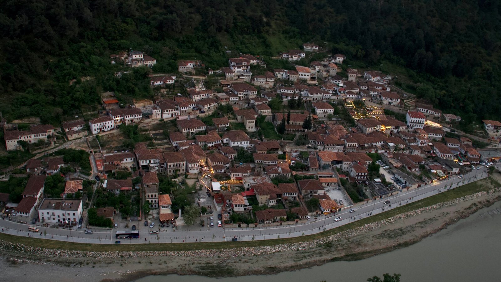 Vista panoramica del quartiere Gorica e del fiume Osum a Berat, in Albania
