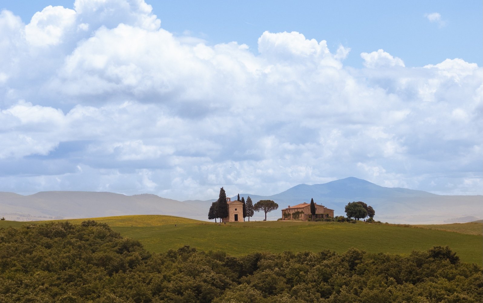 Cappella della Madonna di Vitaleta immersa nelle colline della Val d’Orcia