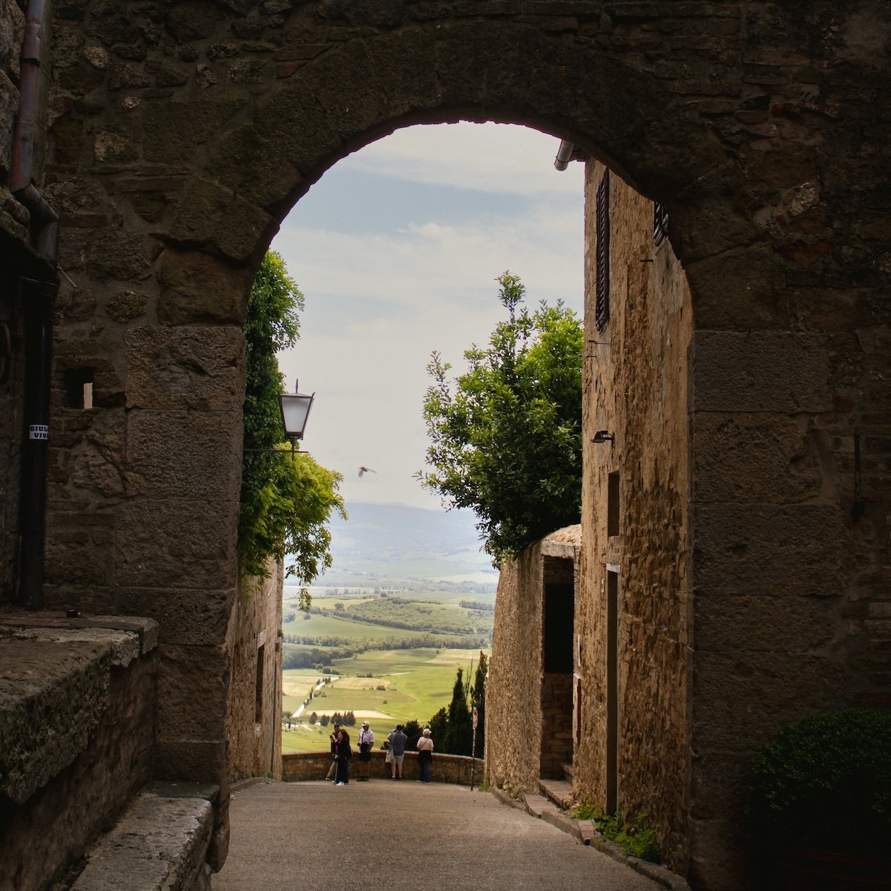 Vista sulla Val d’Orcia da un vicolo del centro storico di Pienza