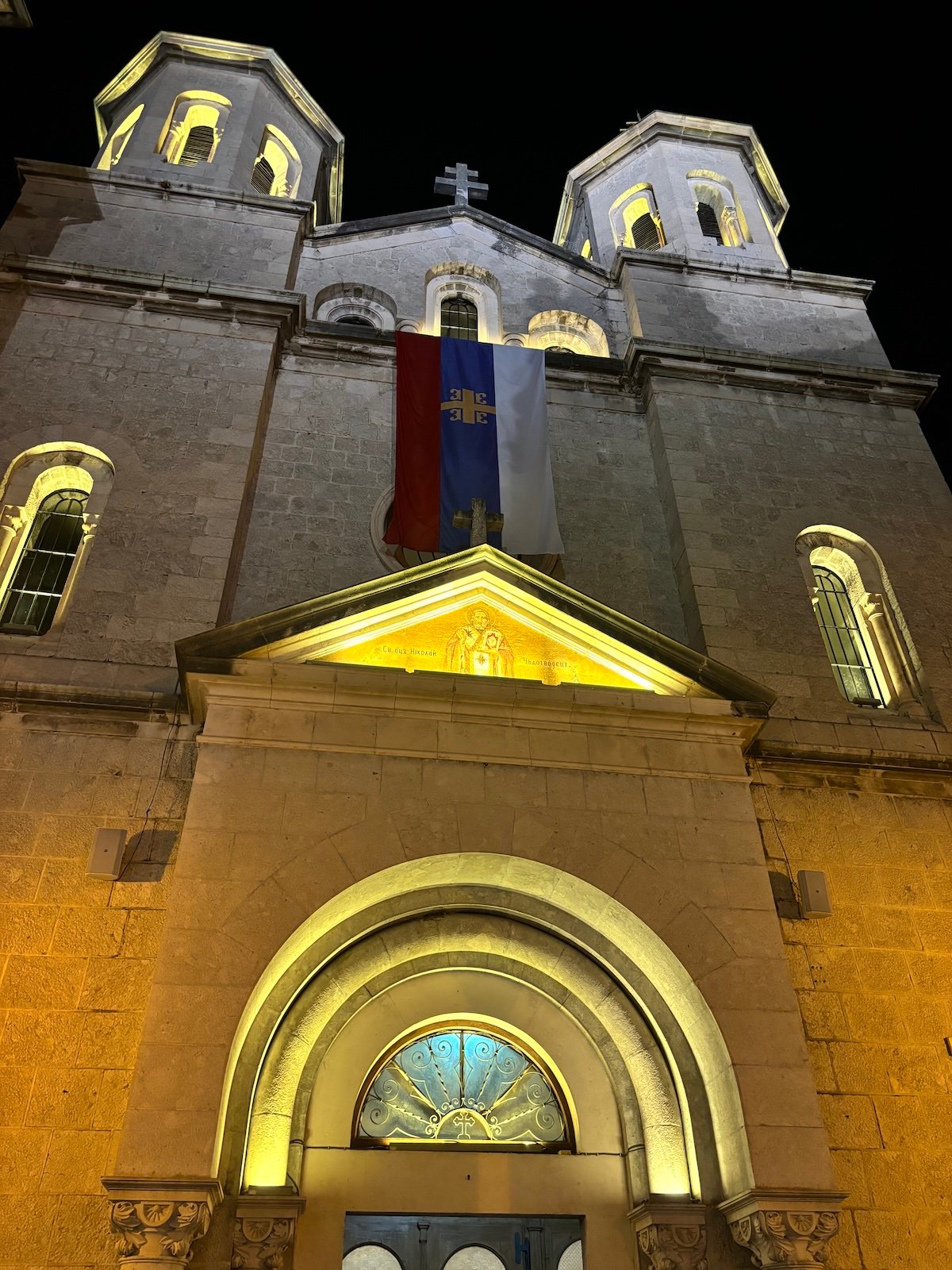Chiesa illuminata nel centro storico di Kotor di sera