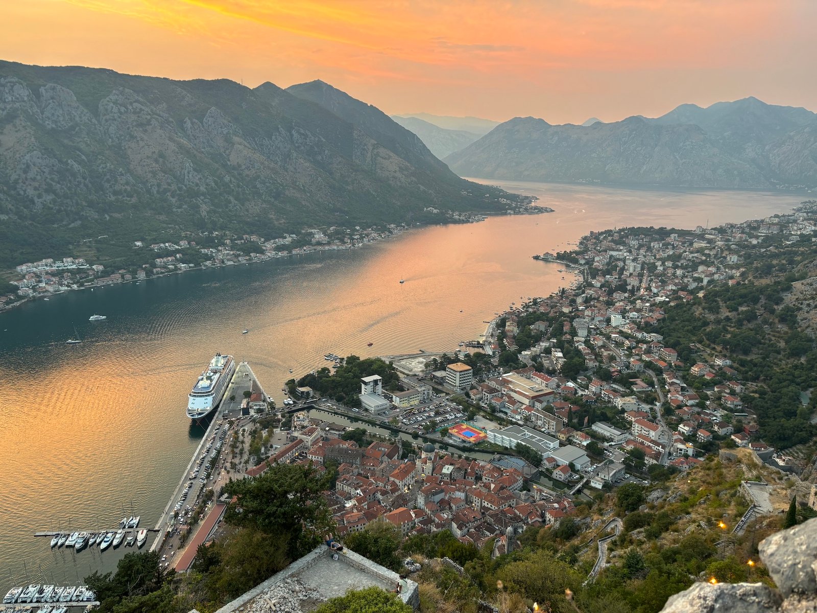Vista panoramica su Kotor e sulla Baia di Kotor in Montenegro