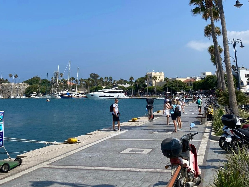 Porto e lungomare di Kos Town con barche e palme