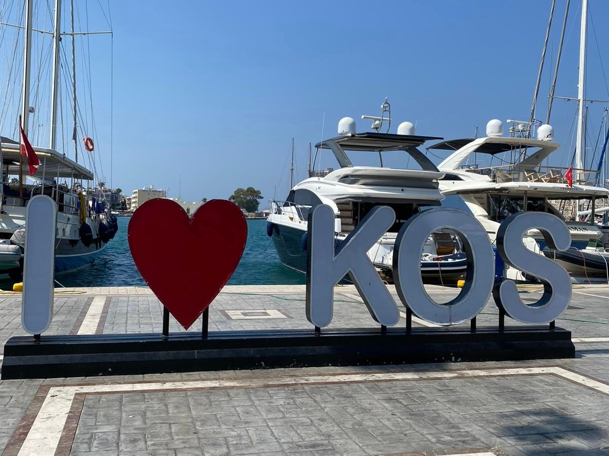 Scritta I Love Kos davanti al porto di Kos Town