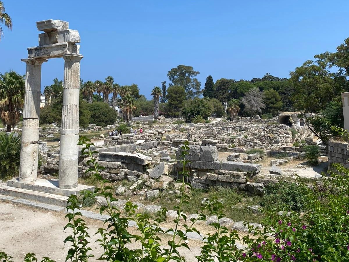 Agorà antica di Kos Town con colonne e resti archeologici