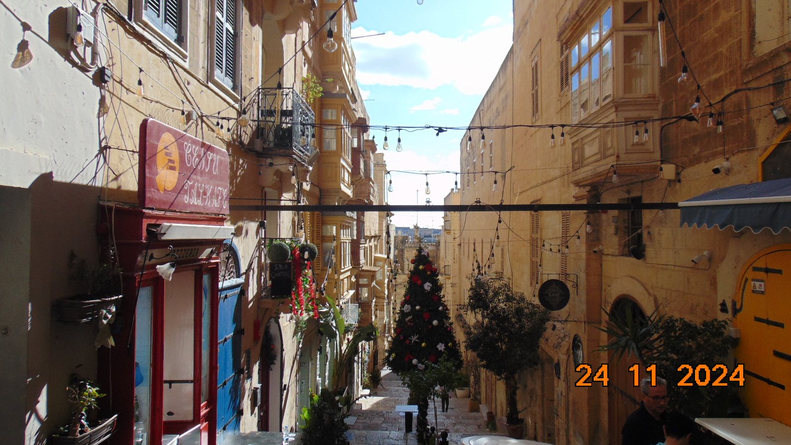 Vicolo del centro storico di La Valletta addobbato per Natale