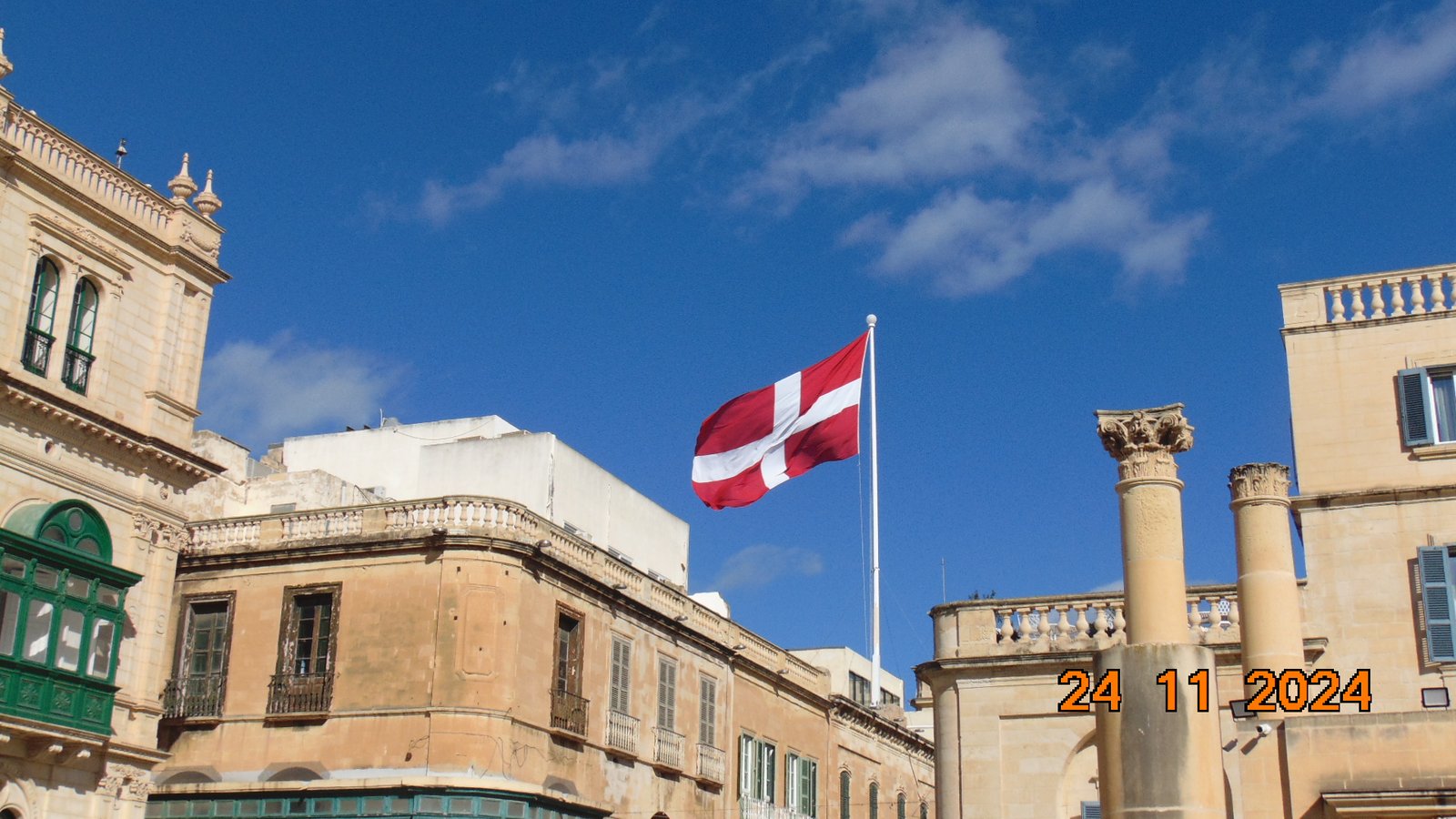 Bandiera di Malta tra le architetture del centro storico di La Valletta
