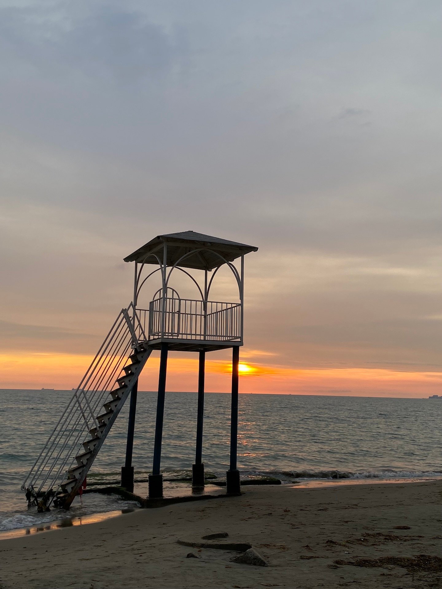Torretta sulla spiaggia di Golem in Albania al tramonto con il mare sullo sfondo