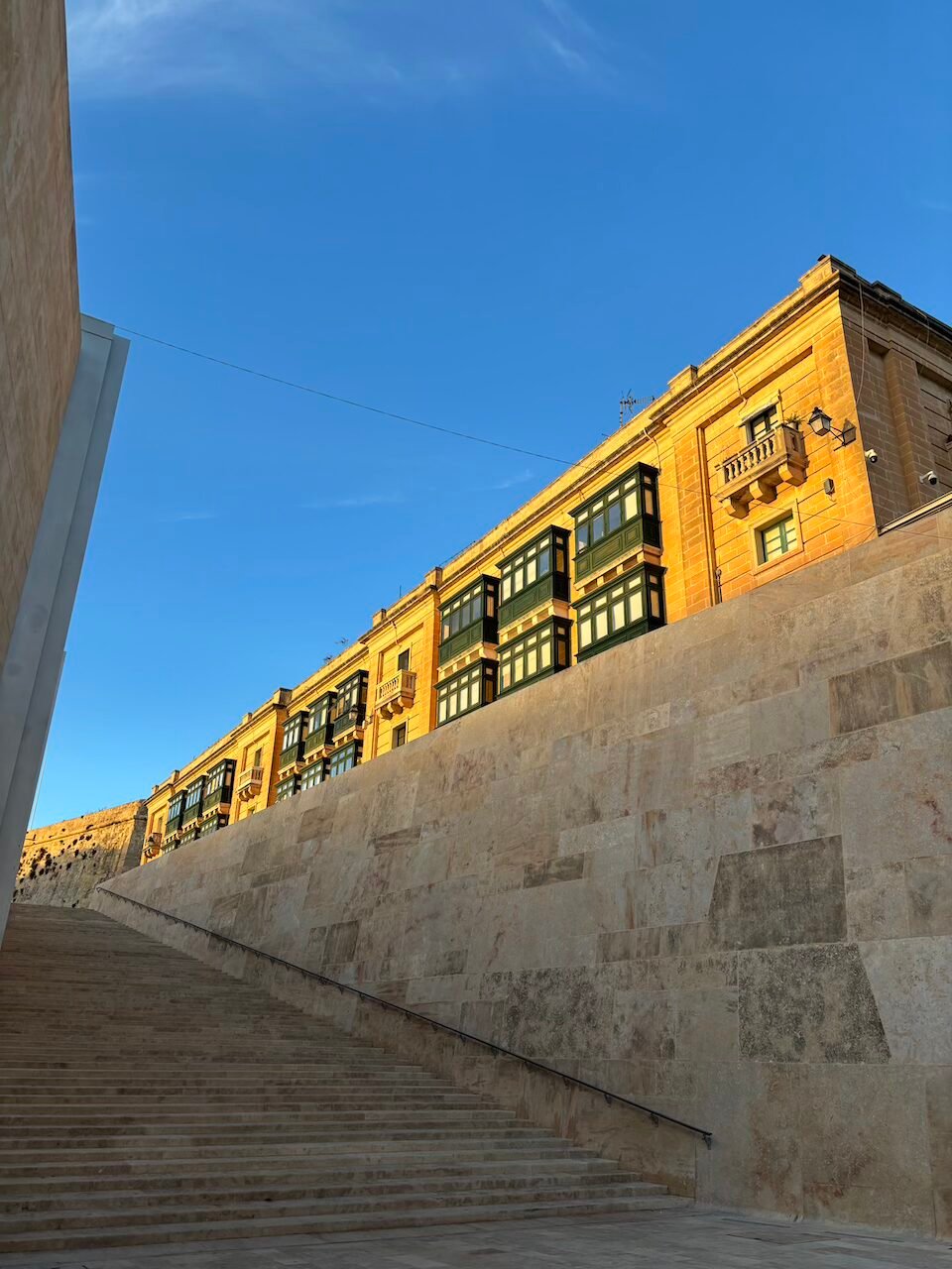 Cosa vedere a La Valletta in 2 giorni, scalinata con balconi maltesi