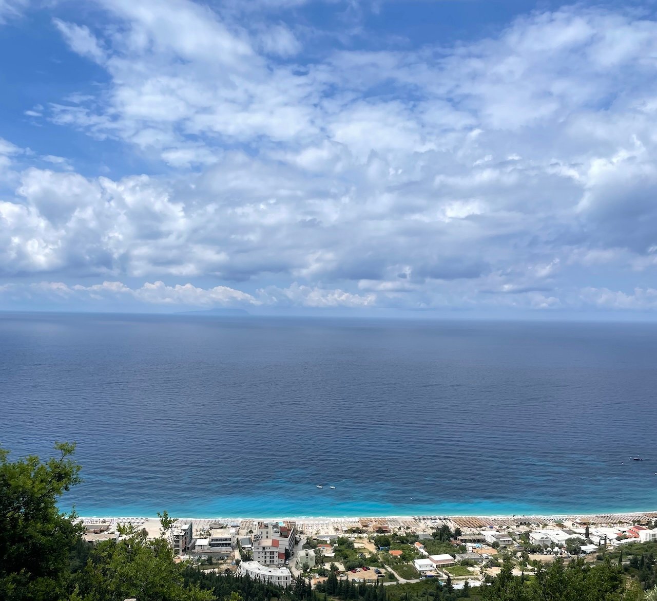 Vista panoramica su Dhërmi in Albania con mare turchese, spiaggia e costa ionica
