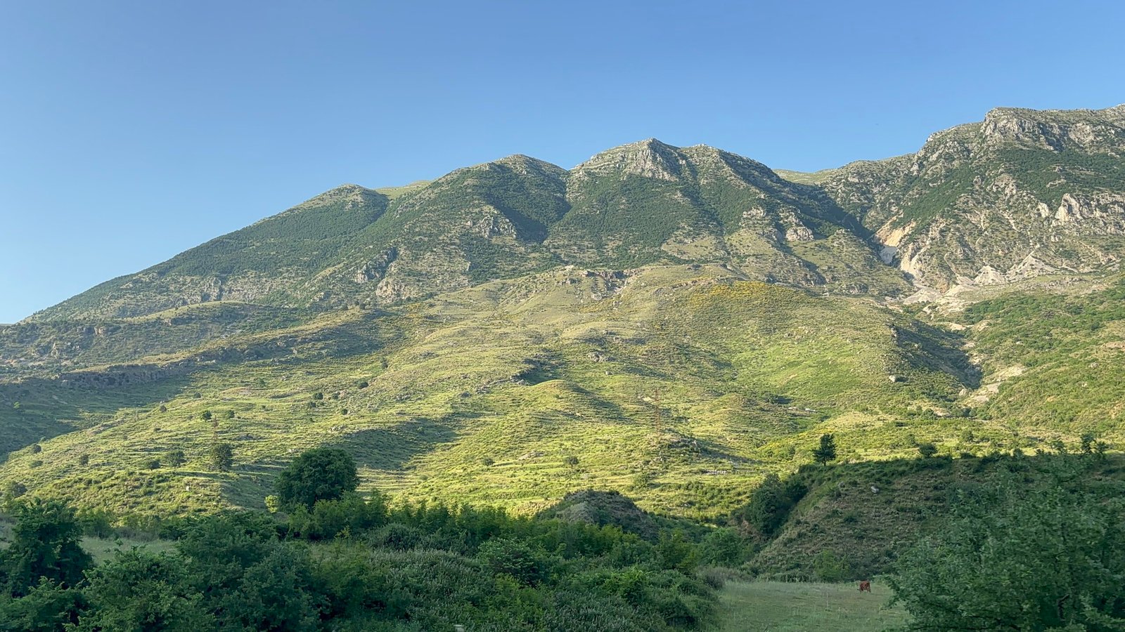 Strada panoramica in Albania da Argirocastro verso Golem durante un viaggio on the road