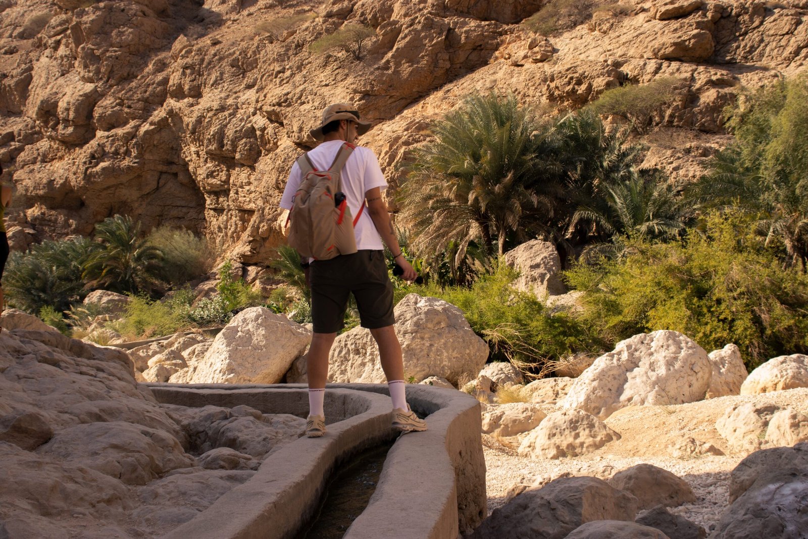 Alessandro lungo il percorso di Wadi Shab sopra i falaj