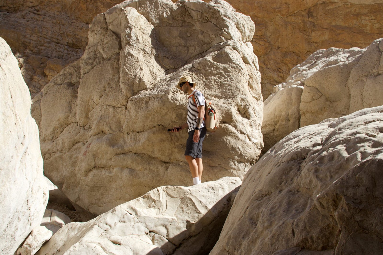 Escursionista tra le rocce di Wadi Bani Khalid