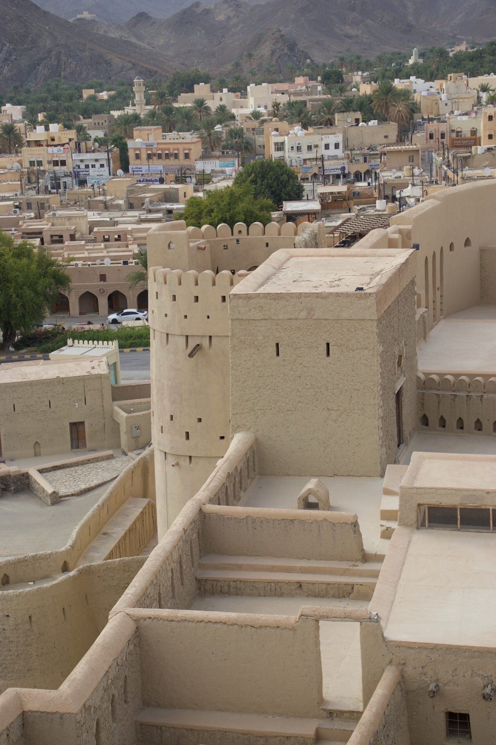 Architettura dell'Oman tra la Grande Moschea del Sultano Qaboos, fortezze e villaggi tradizionali