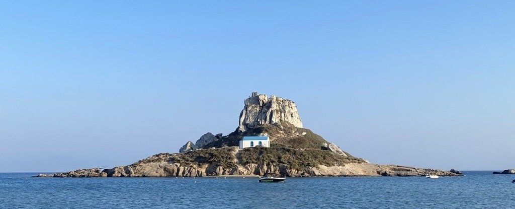 Isola di Kastri e spiaggia di Agios Stefanos vicino a Kefalos