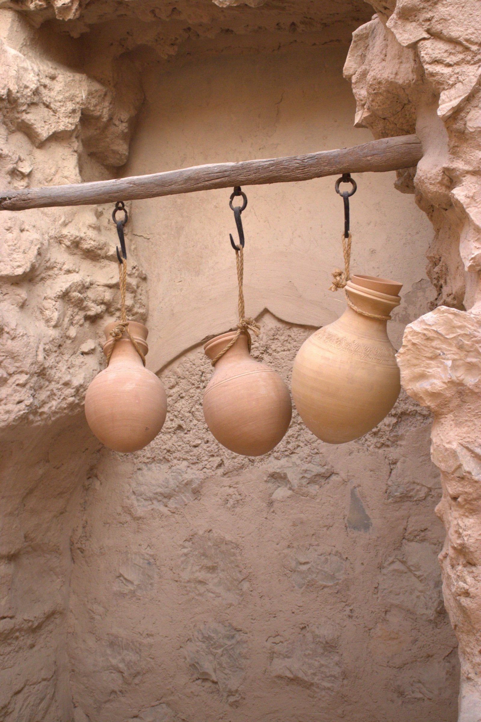Recipienti in terracotta nel Forte di Nizwa Antichi recipienti in terracotta nel Forte di Nizwa