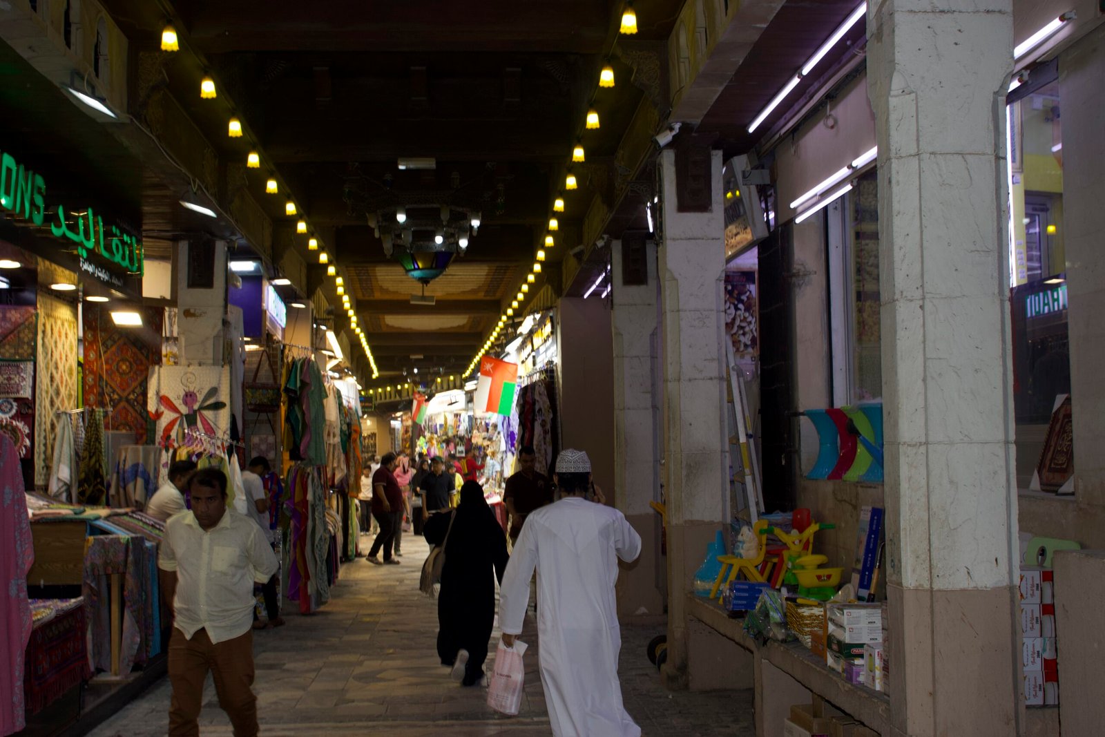 Lanterne e negozi nel Mutrah Souq