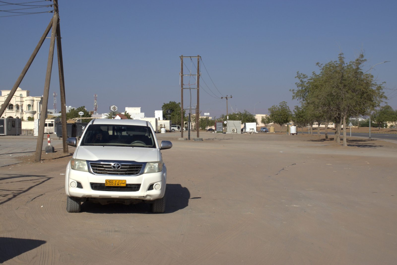 Prima di entrare nel deserto di Wahiba Sands a Bidiyah Fuoristrada Toyota parcheggiato a Bidiyah prima di entrare nel deserto di Wahiba Sands