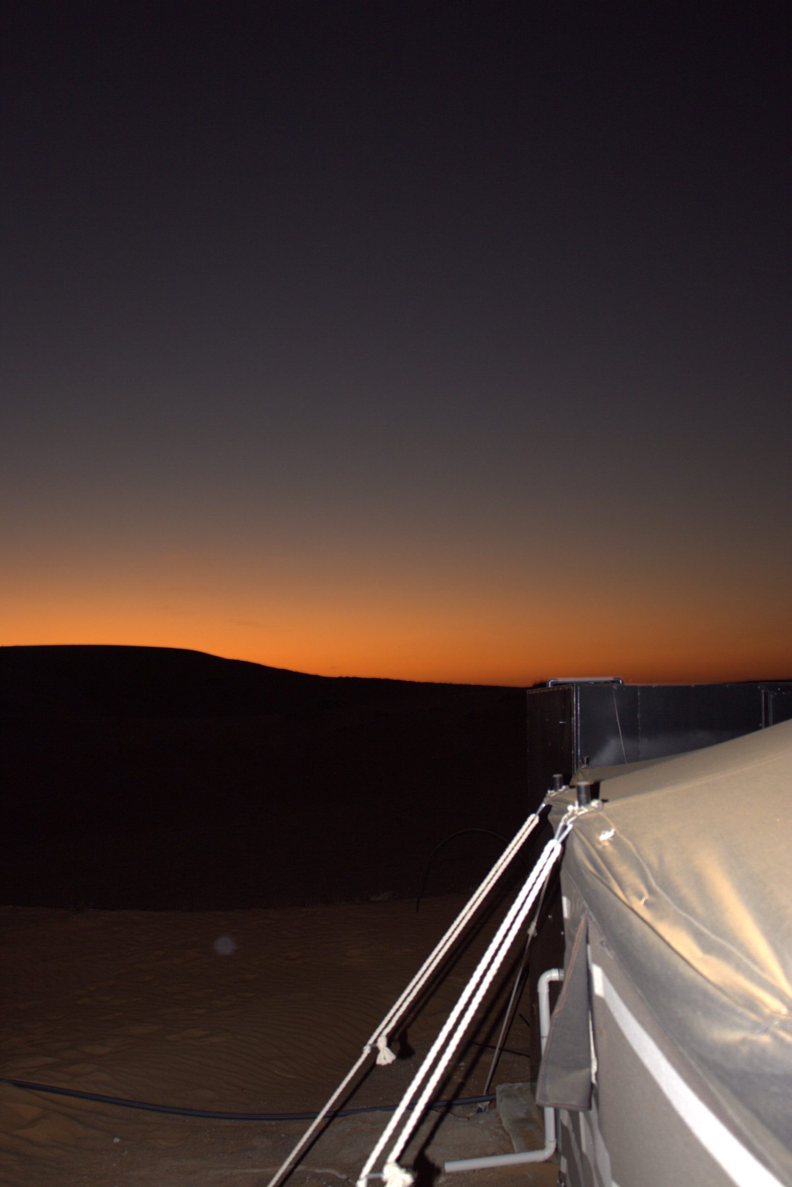Tenda nel deserto di Wahiba Sands all’alba Dettaglio di una tenda nel deserto di Wahiba Sands durante l'alba