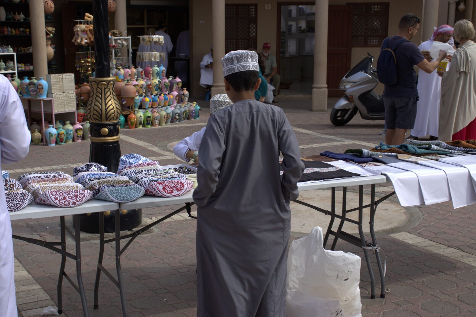 Artigianato al Souq di Nizwa Bancarella di artigianato al Souq di Nizwa