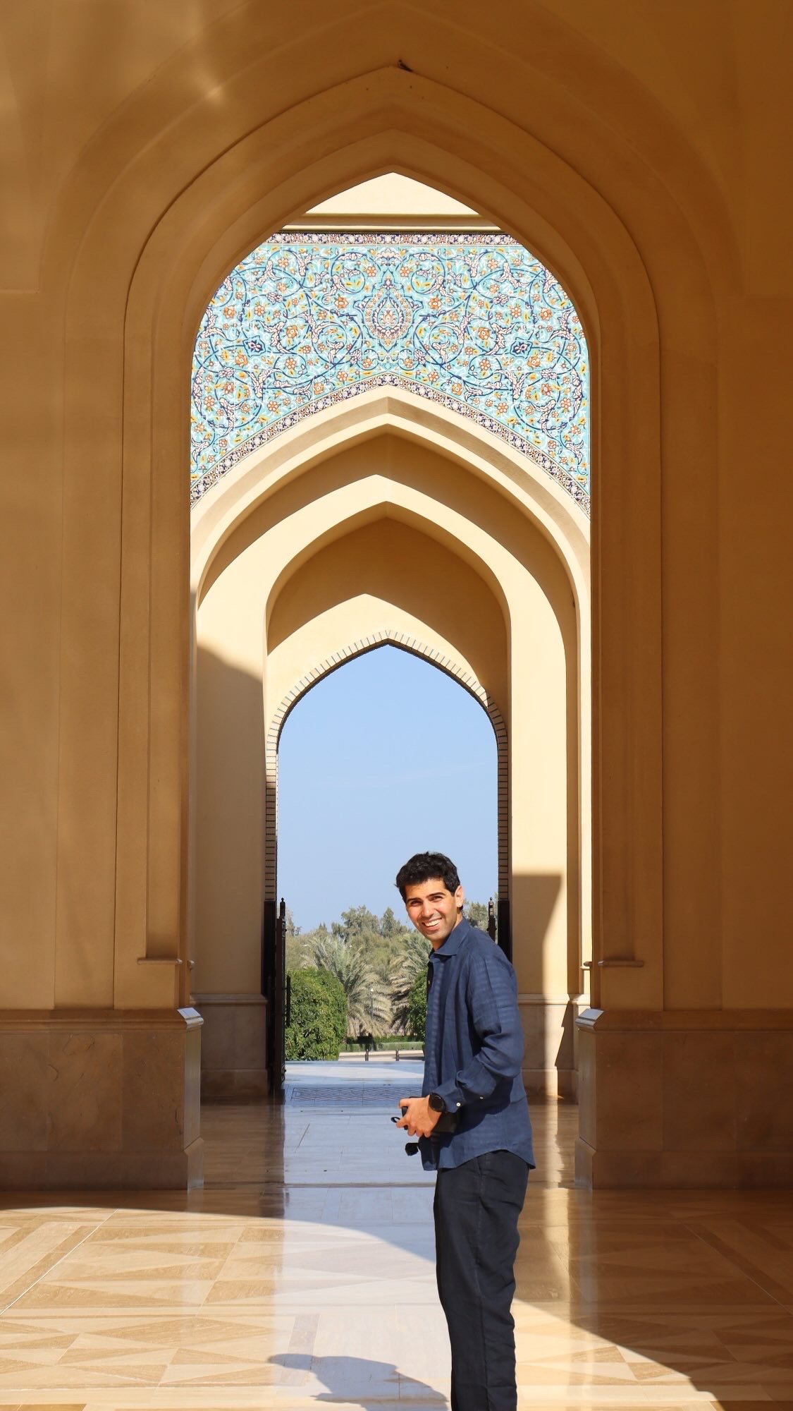 Alessandro in una moschea in Oman con abbigliamento leggero ma coprente