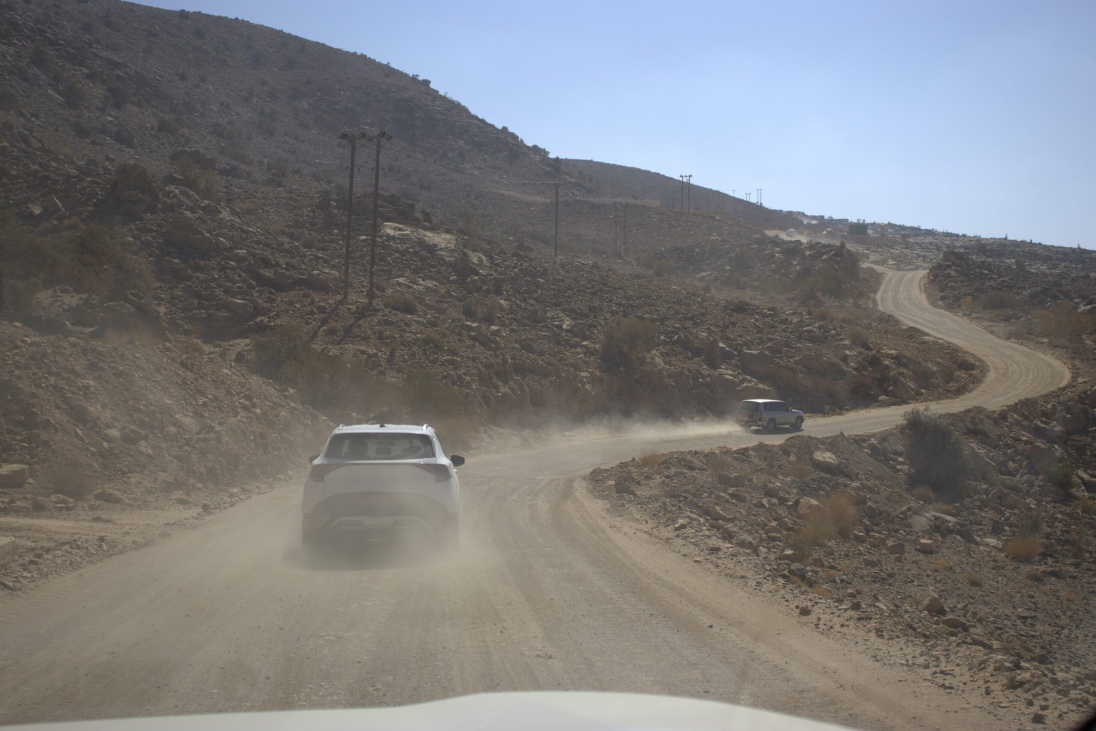 Strada sterrata con auto verso Jabal Shams in Oman