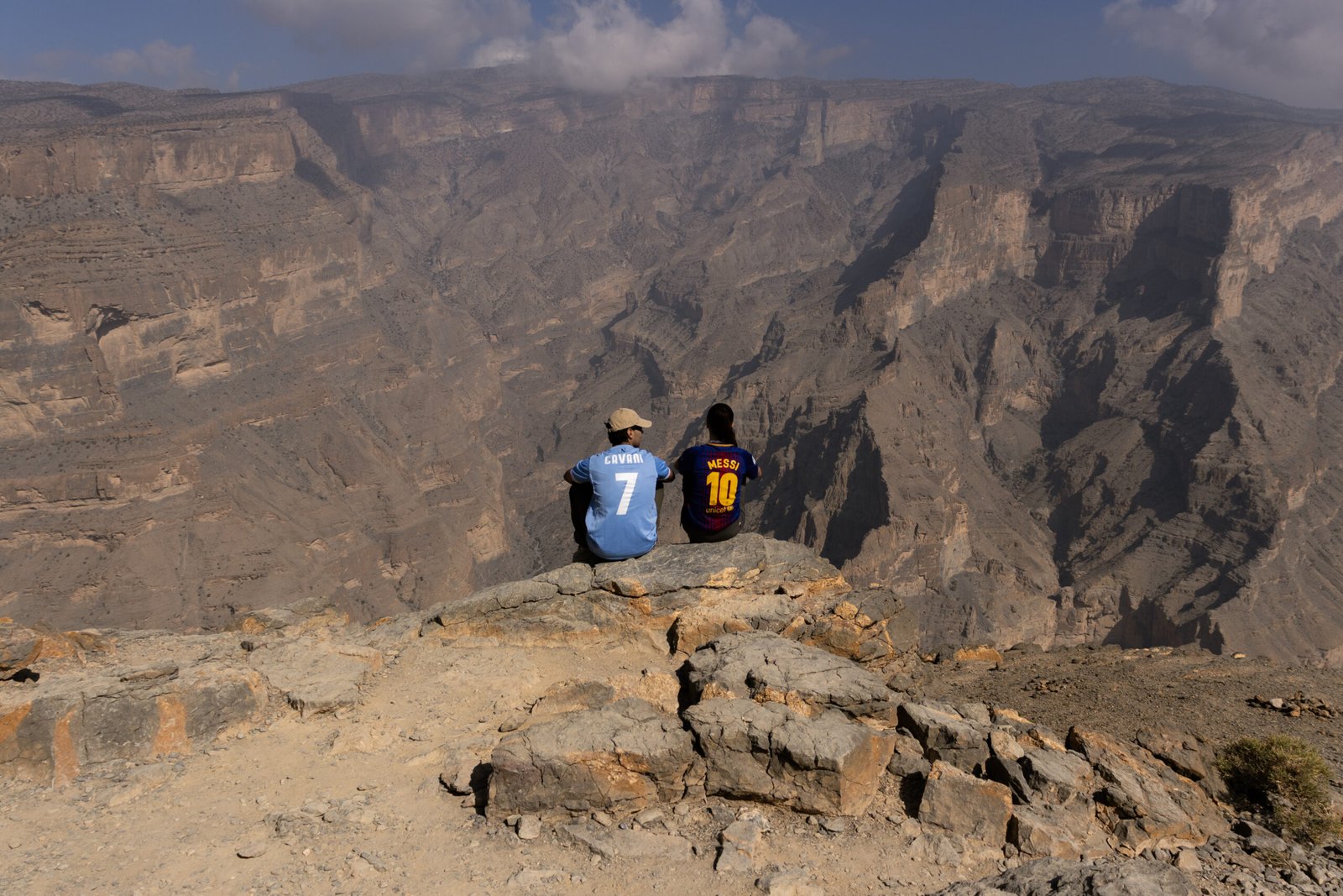 Alessandro ed Esmeralda seduti davanti al Grand Canyon dell’Oman a Jabal Shams