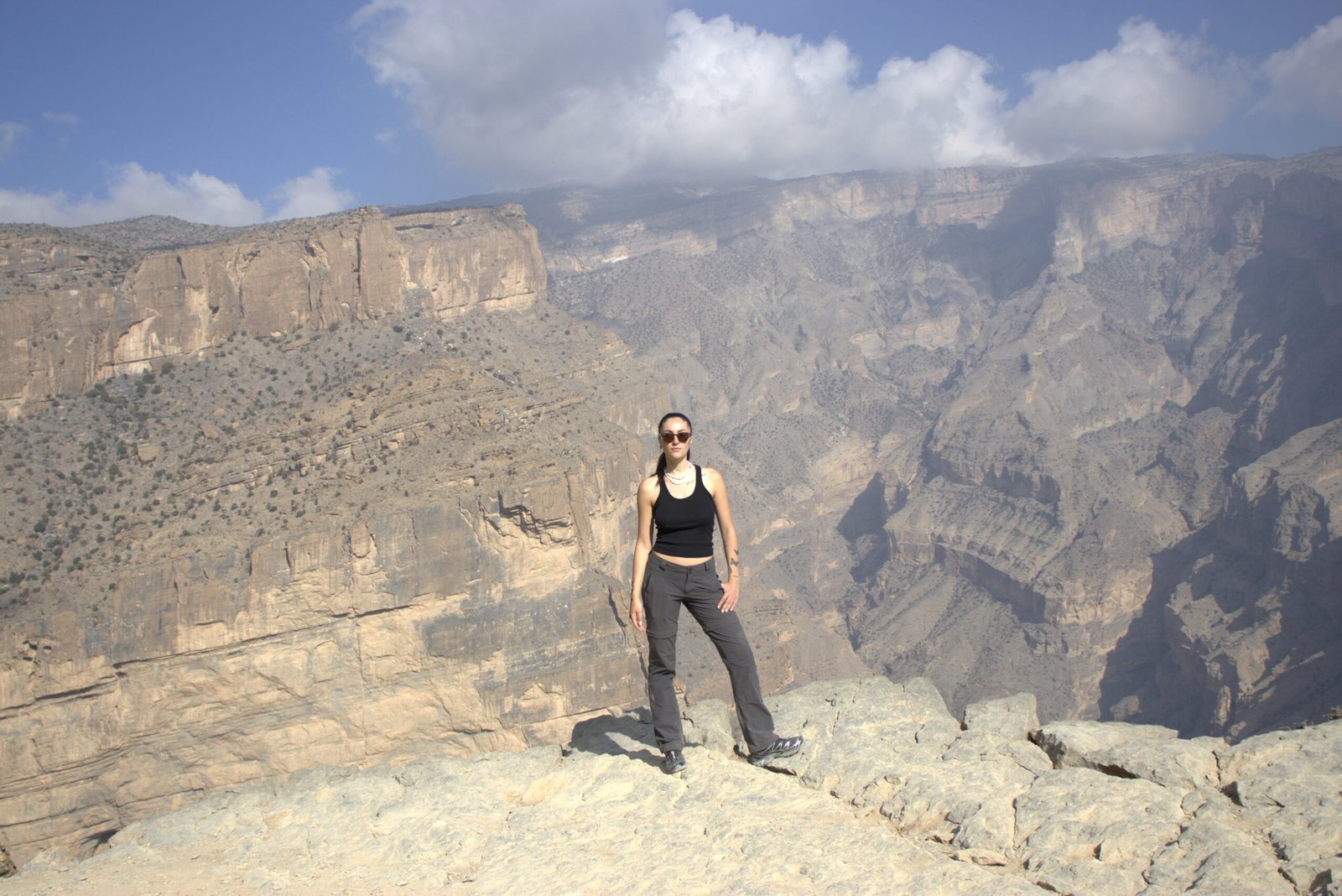 Esmeralda sul sentiero panoramico di Jabal Shams davanti al canyon