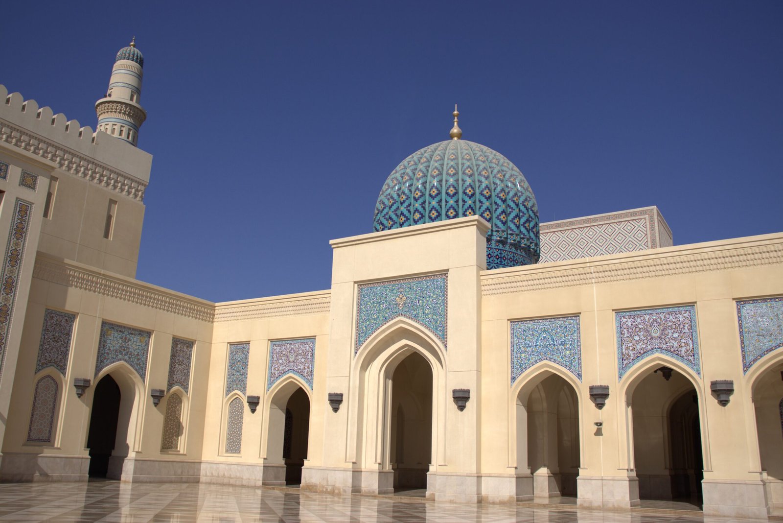 Cortile con arcate e cupola della Grande Moschea di Sohar