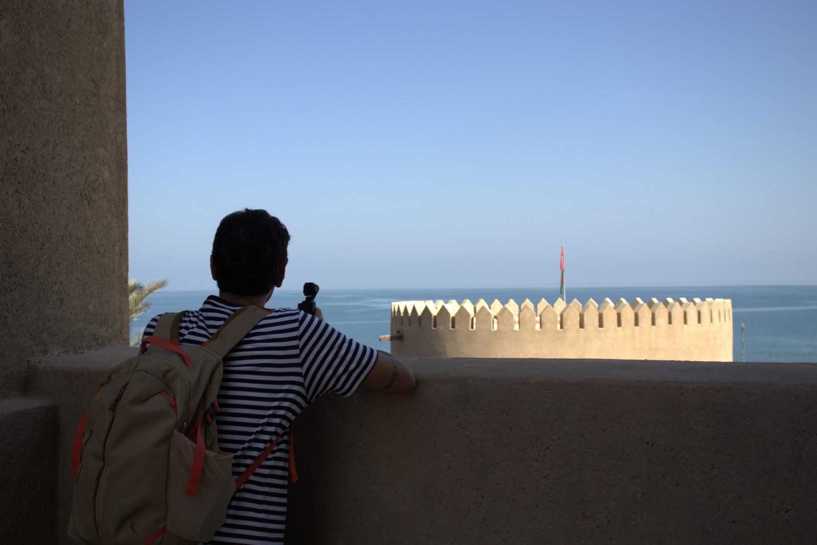 Vista dal Forte di Sohar verso il mare durante il road trip in Oman