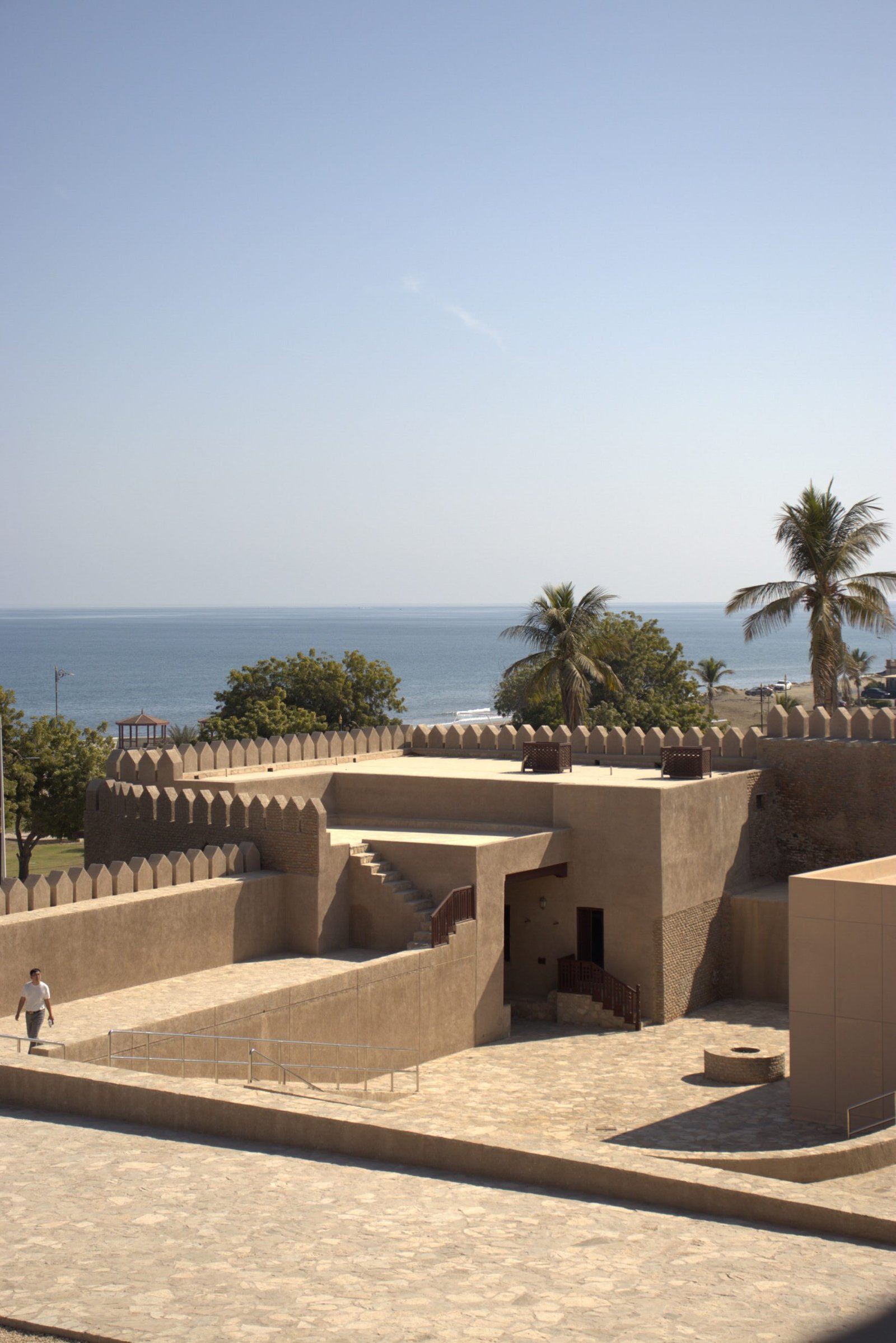 Mura del Forte di Sohar con il mare sullo sfondo