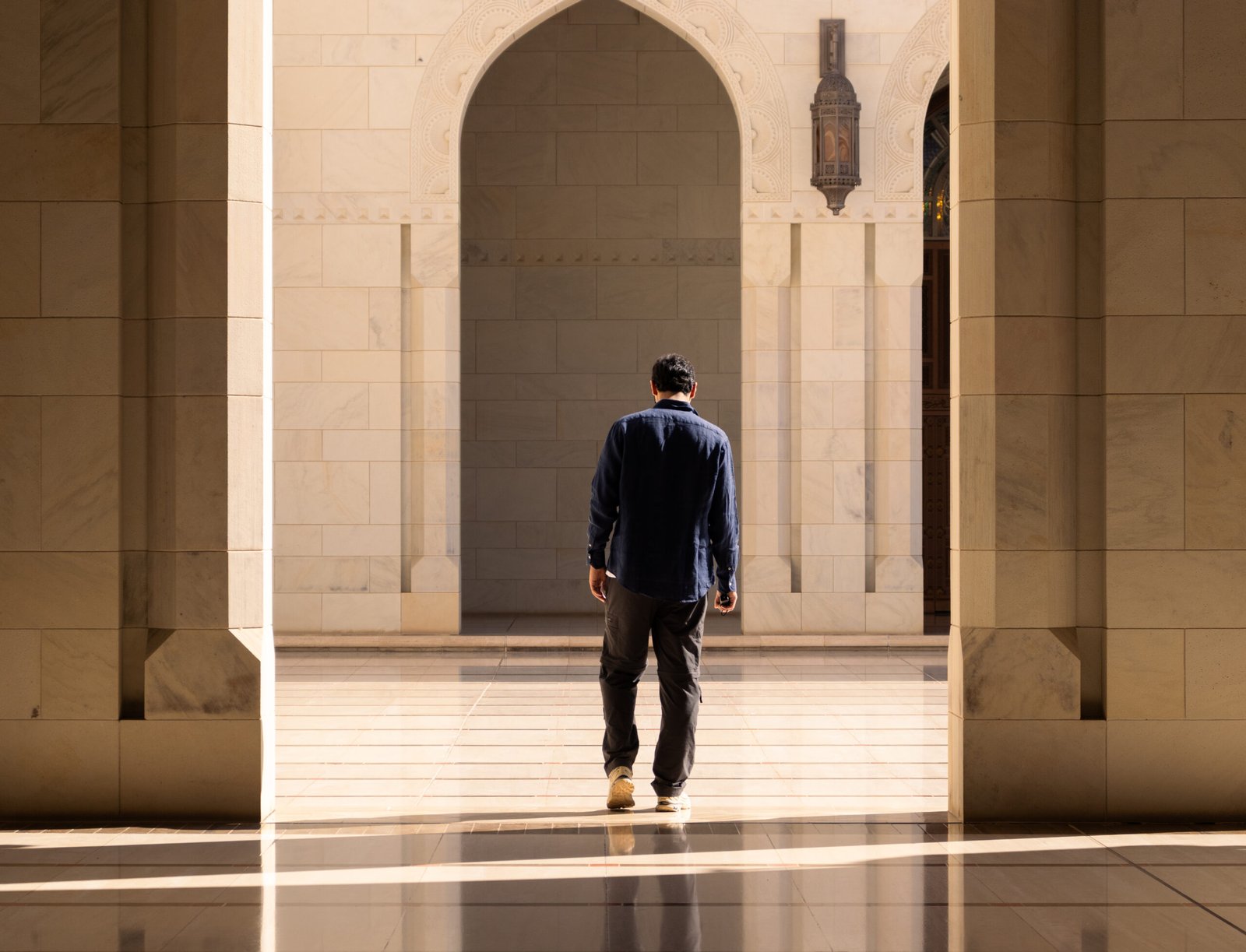 Alessandro all'interno di una moschea in Oman durante la visita