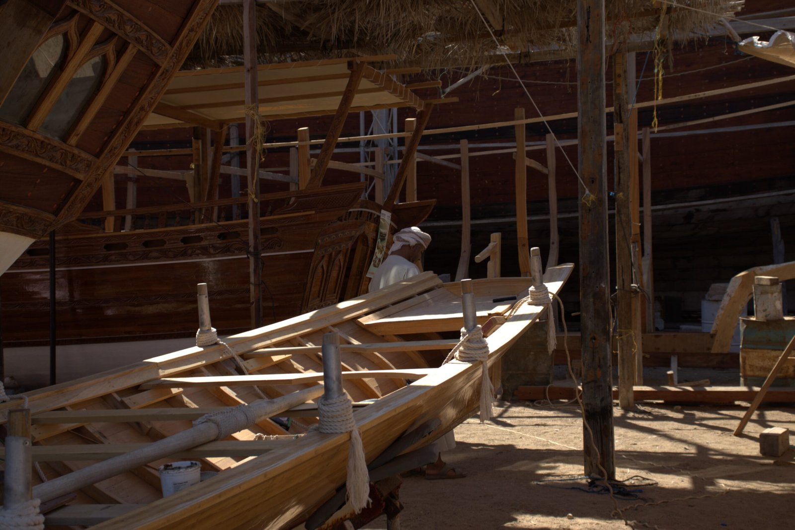 Dhow in legno in costruzione nel cantiere navale di Sur