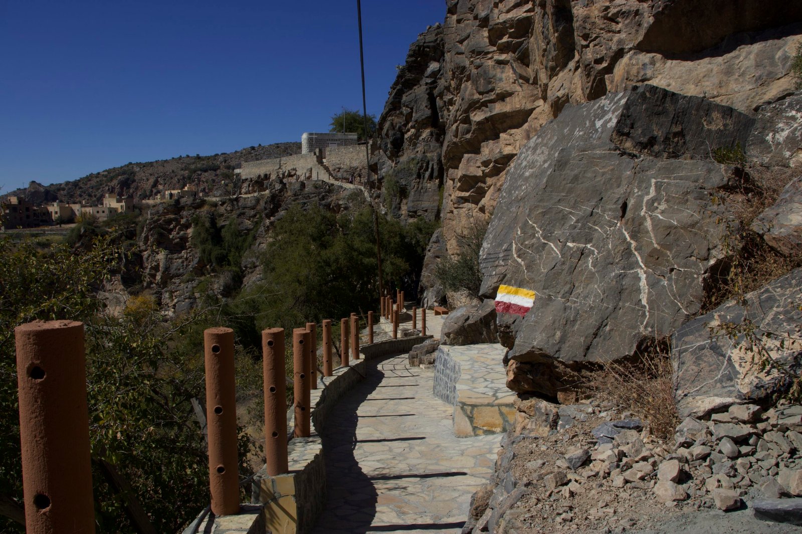 Sentiero del Three Villages Walk con segnavia a Jabal Akhdar