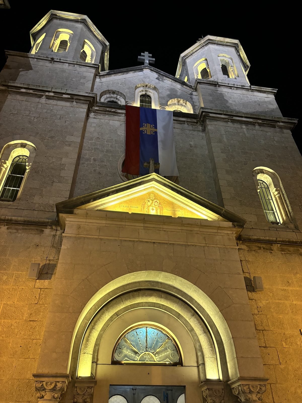 Facciata della Chiesa di San Nicola illuminata di sera nel centro storico di Kotor